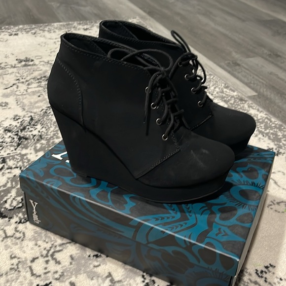Black platform booties - Picture 2 of 7